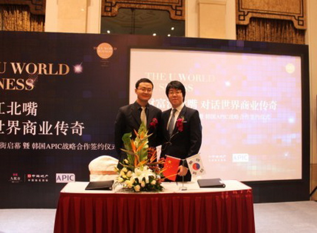 在已经过去的2011年,对于中国楼市来说是不同寻常的一年。在这一年中,国家陆续出台了严厉的楼市调控政策。在这样紧张的市场环境之中,在中国江北嘴,有一个项目创造了楼市的新传奇神话,那就是寰宇天下。56天14亿的销售记录,全年累计销售达20亿,可以说寰宇天下是中国楼市逆市销售的传奇,亦是众多商业巨头投资的重点。 江北嘴据守城市要塞,黄金湾畔,与香港中环,上海陆家嘴等闻名世界的CBD一样,有着同样的核心位置和历史地位,具有不可限量的区域发展潜力,日新月异的江北嘴CBD金融中心,重庆科技院,重庆大剧院、中