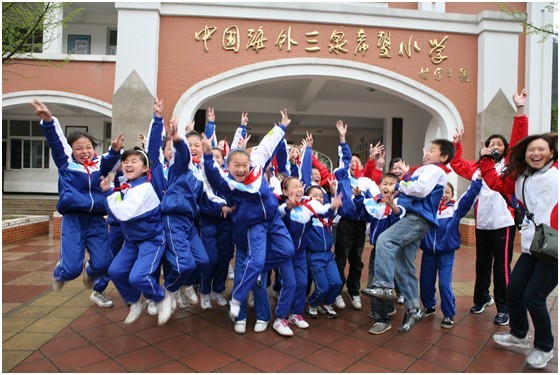 南昌公司冠名江西爱心车队接送高考考生
