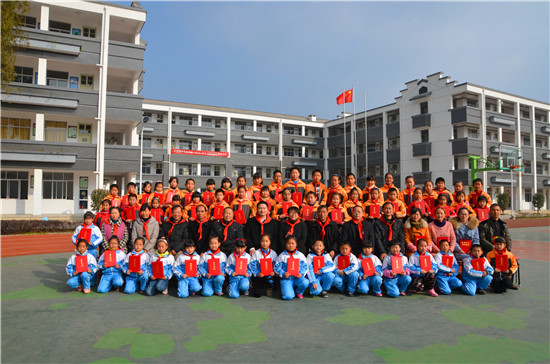 中国海外马金希望小学举行奖学金、嘉奖金颁发仪式