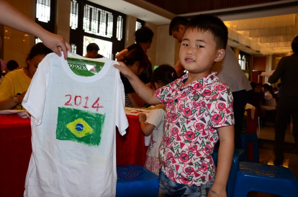 欢乐世界杯 温情父情节——记南通中海碧林湾亲子球衣彩绘活动圆满举行