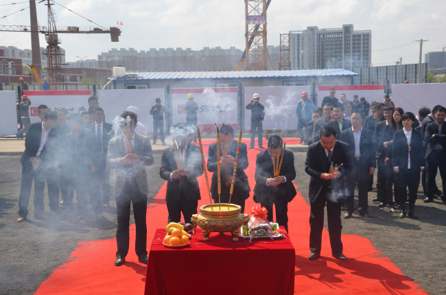 扬鞭策马喜圆发展梦 万众一心共筑新长城——中海地产哈尔滨公司中海&#8226;寰宇天下项目一期二区盛大开工
