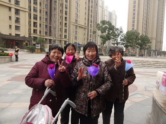 赠人玫瑰，手有余香——记武汉公司万锦江城“三八妇女节”活动