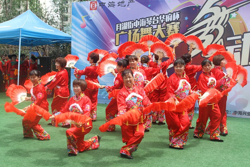 月湖街“武汉中海琴台华府杯”广场舞大赛拉开帷幕