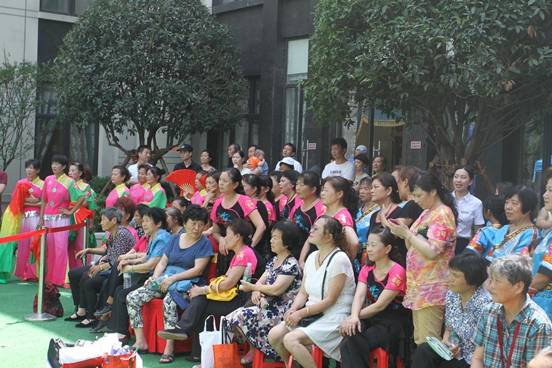 月湖街“武汉中海琴台华府杯”广场舞大赛拉开帷幕
