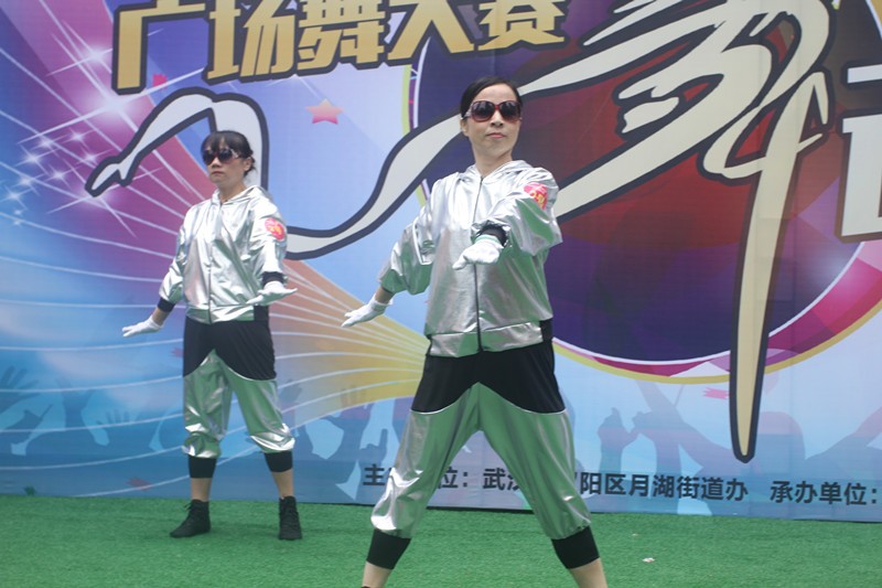 月湖街“武汉中海琴台华府杯”广场舞大赛拉开帷幕