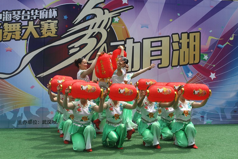 月湖街“武汉中海琴台华府杯”广场舞大赛拉开帷幕